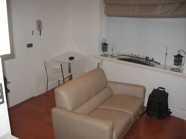 Modern studio apartment available now to lease! Picture 3