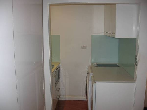 Modern studio apartment available now to lease! Picture 2