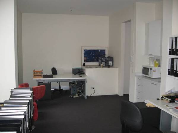 PROFESSIONAL OFFICE AVAILABLE TO LEASE NOW! Picture 3