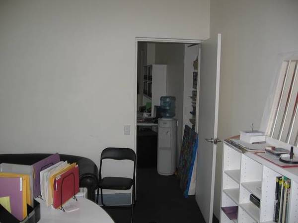 PROFESSIONAL OFFICE AVAILABLE TO LEASE NOW! Picture 2