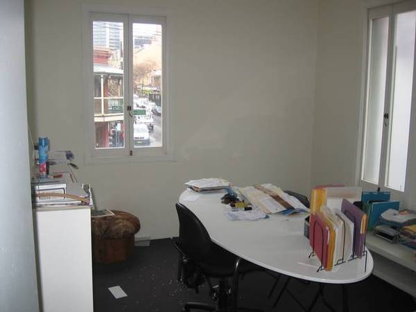 PROFESSIONAL OFFICE AVAILABLE TO LEASE NOW! Picture 1