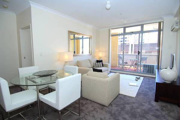 'Oasis Apartments' - cosmopolitan urban living Picture 1