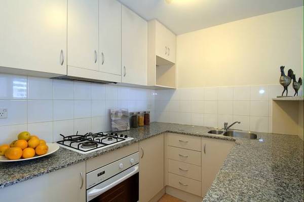 'Oasis Apartments' - cosmopolitan urban living Picture 2