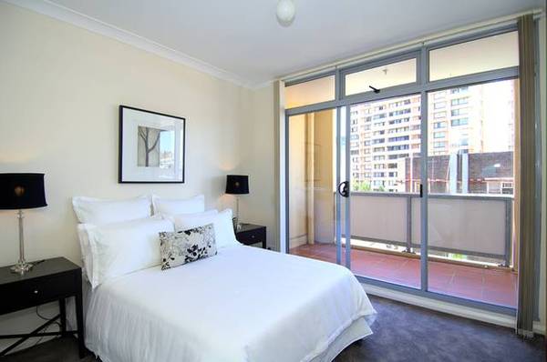 'Oasis Apartments' - cosmopolitan urban living Picture 3