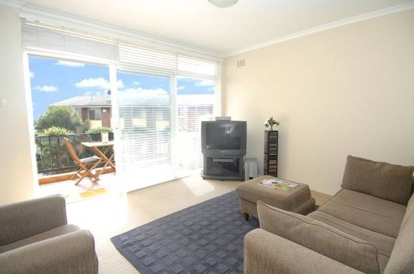 Large sunny 2 bedroom apartment. Available Now Picture 2