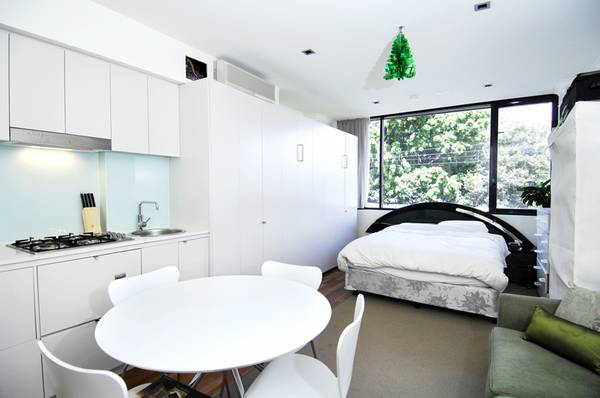 Bayside Apartments - stylish parkside studio Picture 1