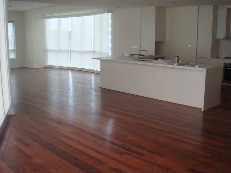 Centrally Located Luxurious Penthouse Apartment. Picture 2