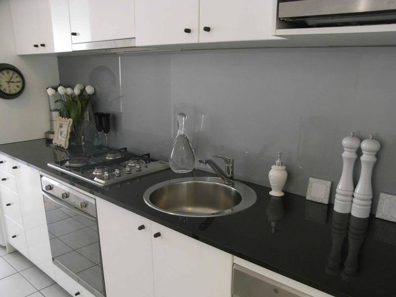 OVER SIZED STUDIO APARTMENT-SOLD! Picture 2