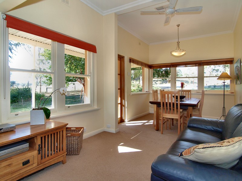 Country Living at it's Best! Set on 6.5 acres Picture 2