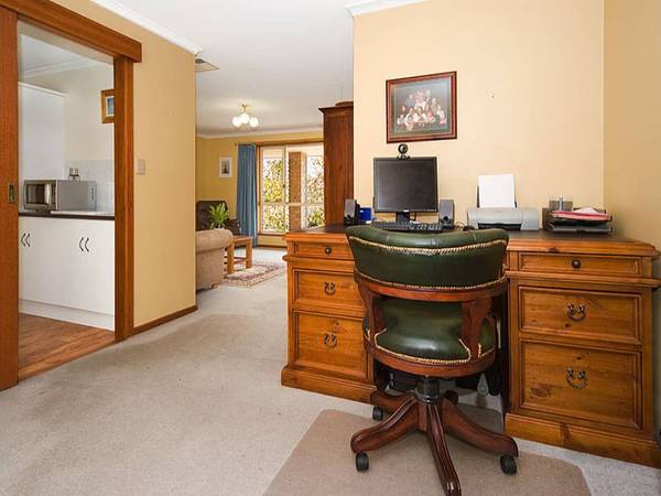 GREAT FAMILY HOME - MINUTES TO THE FREEWAY Picture 3