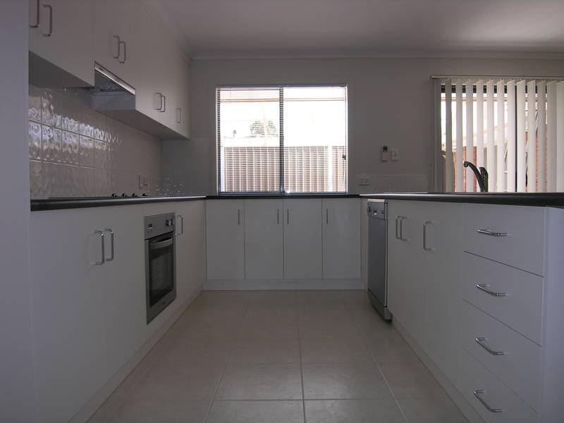 EXECUTIVE 4 BEDROOM FAMILY HOME Picture 3