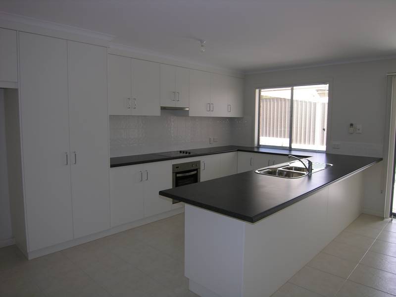 EXECUTIVE 4 BEDROOM FAMILY HOME Picture 2