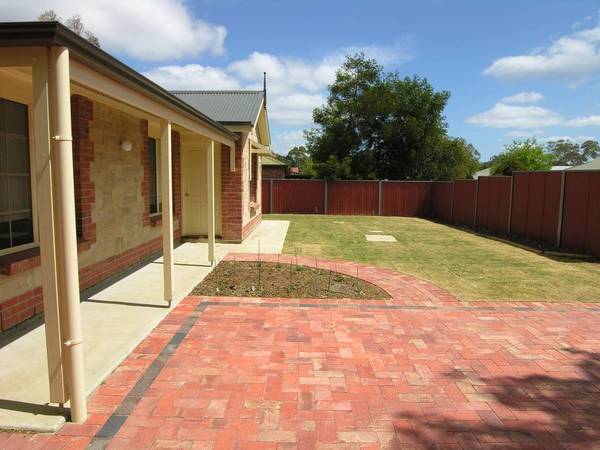IMMACULATE - LOW MAINTENANCE HOME Picture 2