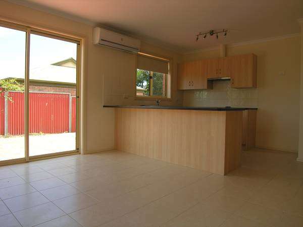 IMMACULATE - LOW MAINTENANCE HOME Picture 3