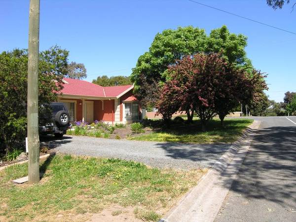 Modern, fresh and great location. Picture 1