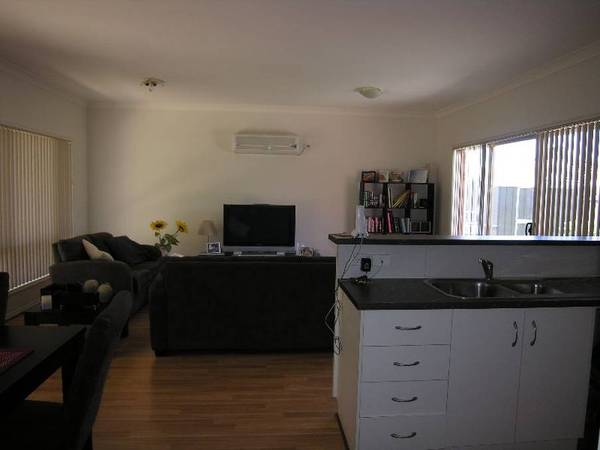 Modern, fresh and great location. Picture 2