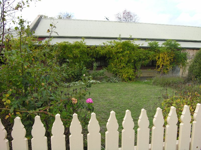 Quaint Cottage, Leafy yard.. Picture 2