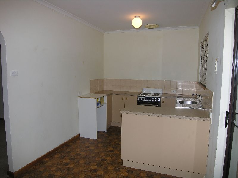 Quaint Cottage, Leafy yard.. Picture 3