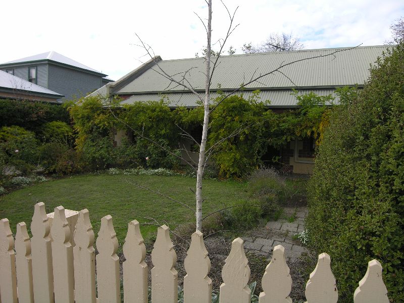 Quaint Cottage, Leafy yard.. Picture 1