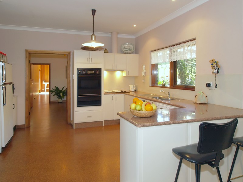 RURAL ESCAPE WITHIN EASY REACH OF THE CITY Picture 3