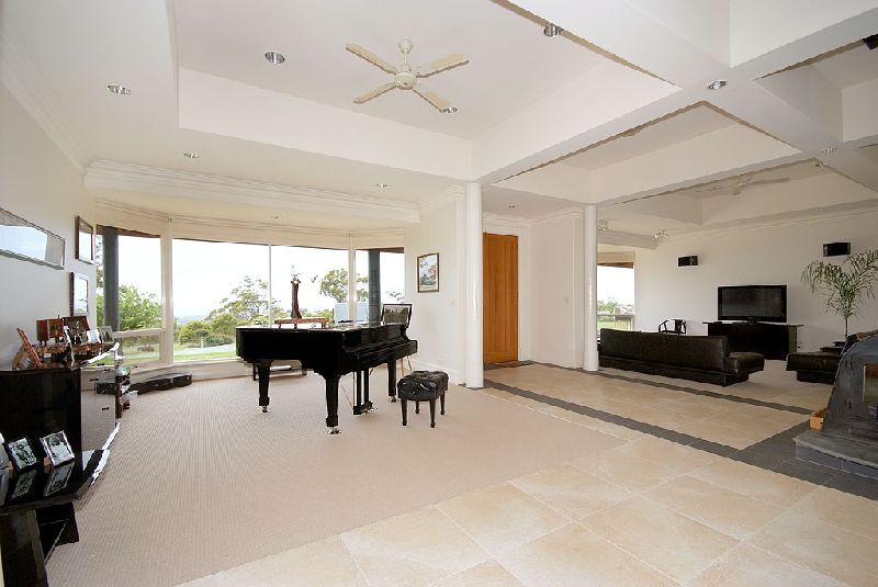 Unique Equestrian/Cattle Property on 57.6Ha (144 acres) Picture 3