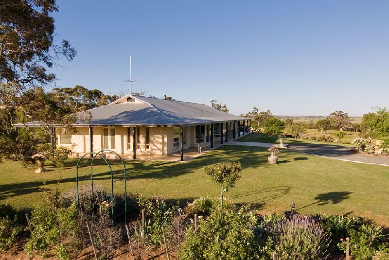 Unique Equestrian/Cattle Property on 57.6Ha (144 acres) Picture 2