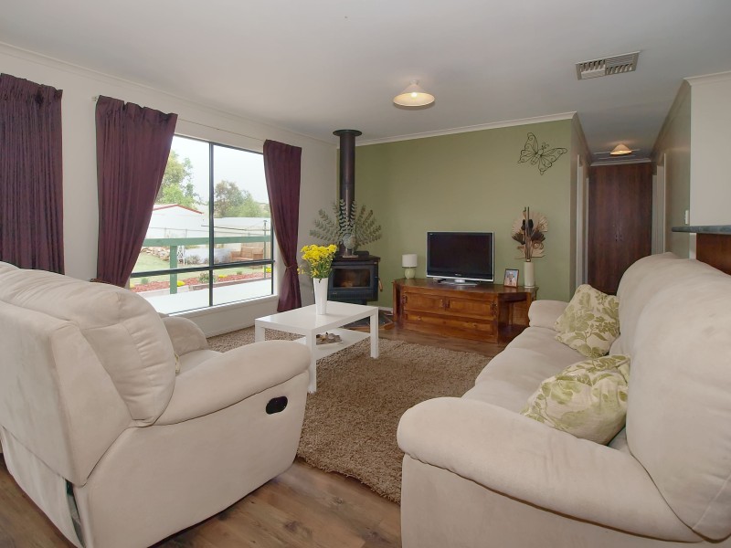 UNDER CONTRACT - COUNTRY LIVING Picture 2