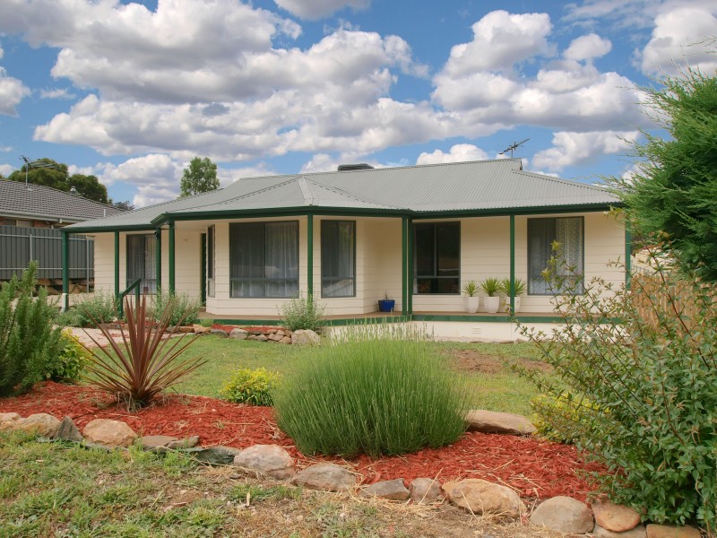 UNDER CONTRACT - COUNTRY LIVING Picture 1