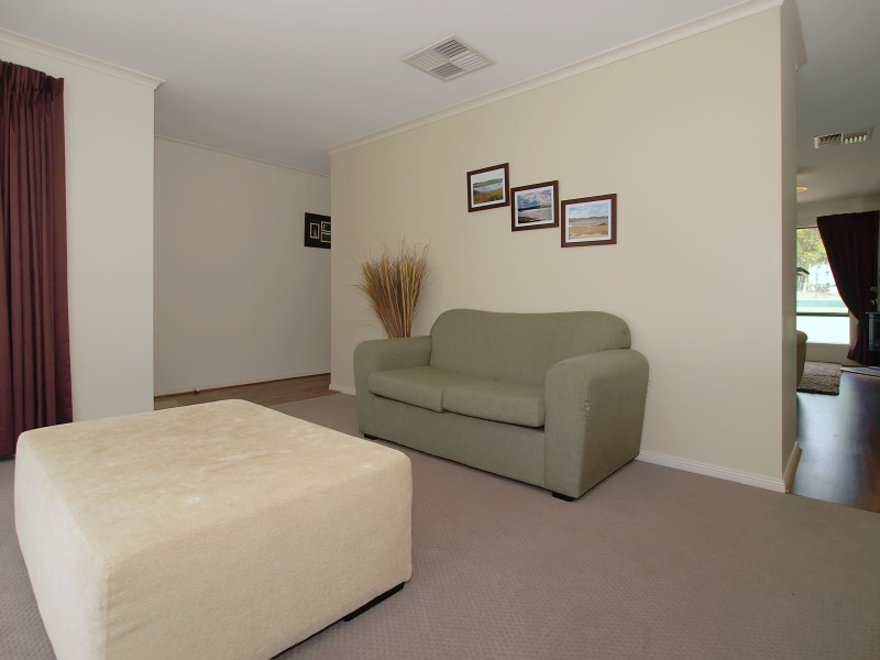 UNDER CONTRACT - COUNTRY LIVING Picture 3