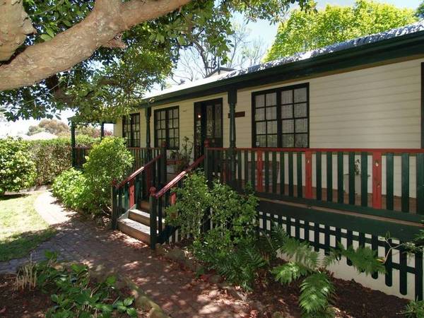 CHARMING COLONIAL HOMESTEAD Picture 1