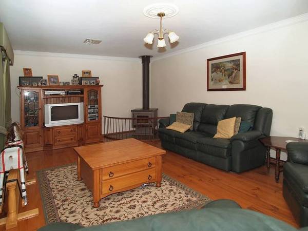 CHARMING COLONIAL HOMESTEAD Picture 3