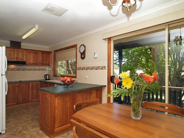 CHARMING COLONIAL HOMESTEAD Picture 2