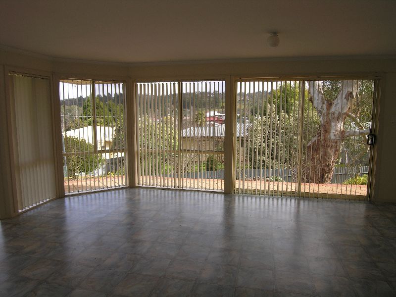 Three bedroom modern family home.. Picture 2