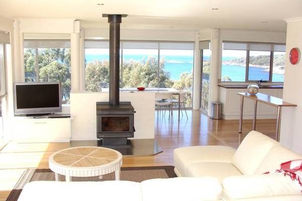 Bay Of Fires Chalet - HAS BEEN RENOVATED! For complete rest and relaxation currently without TV reception. Picture 3