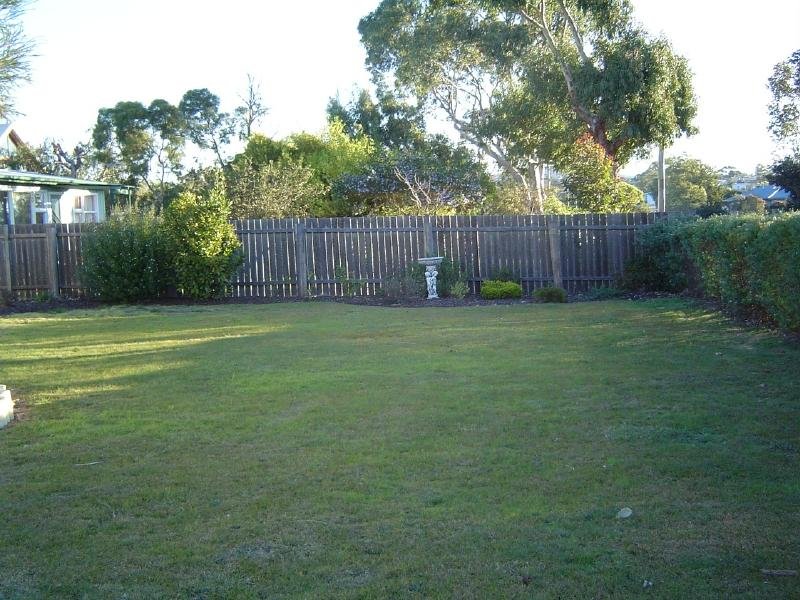 Close to beaches and Georges Bay Picture 3