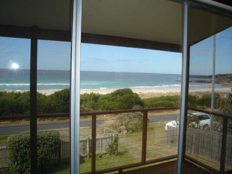 Cross the road to the Beach Picture 1