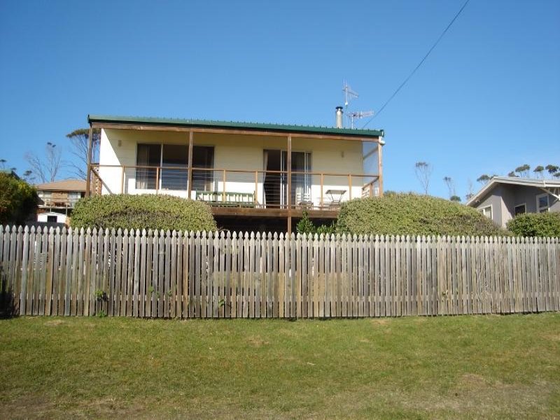 Cross the road to the Beach Picture 2