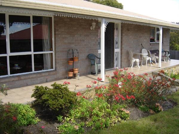 Family Home in Binalong Bay Picture 1
