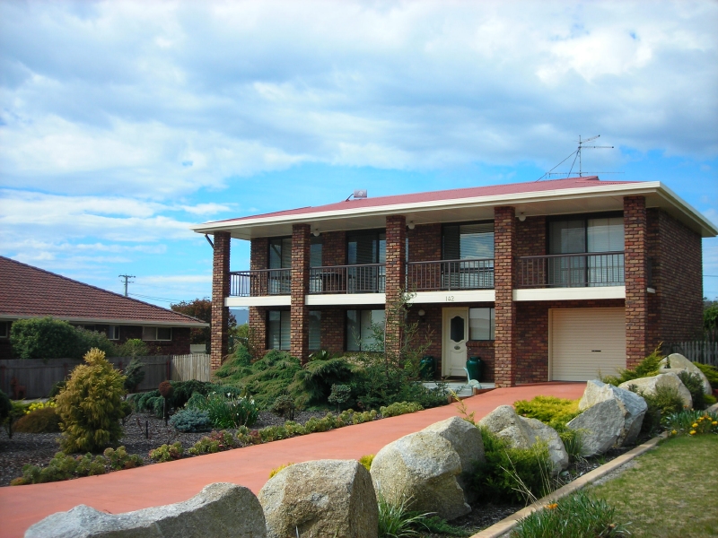 Want some space? Mum and Dad upstairs Kids Downstairs?? Sounds Great to Me! Picture 1