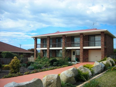 Want some space? Mum and Dad upstairs Kids Downstairs?? Sounds Great to Me! Picture