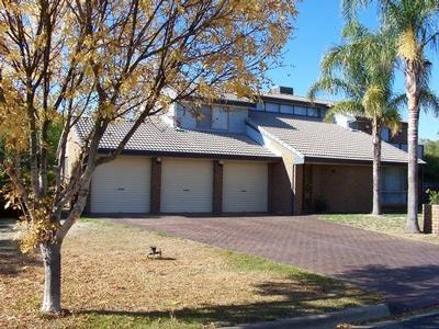 EXECUTIVE HOME ON DOUBLE ALLOTMENT Picture