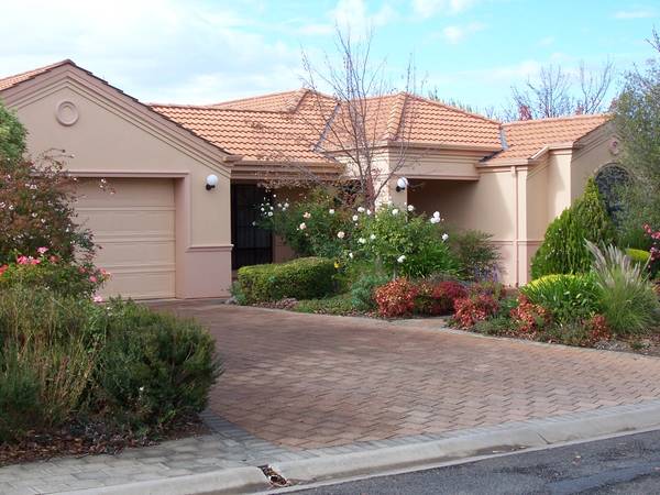 LARGE FAMILY ENTERTAINER IN GREAT LOCATION Picture 1