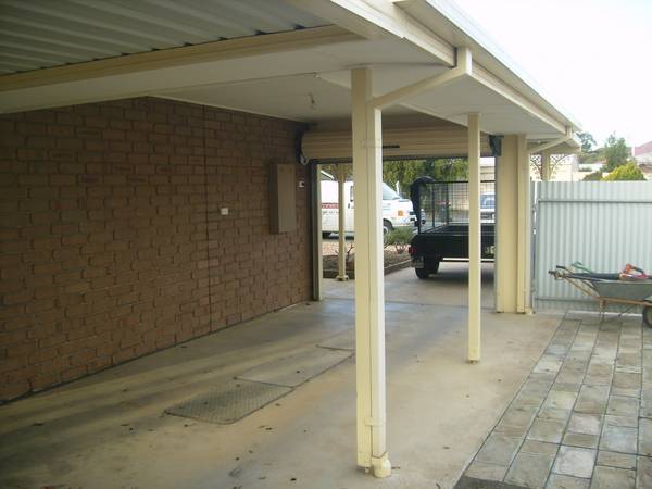 Excellent presentation and room for a caravan Picture