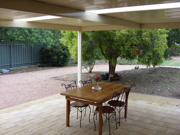 Big block, great home, perfect for a family or tradesperson Picture 3