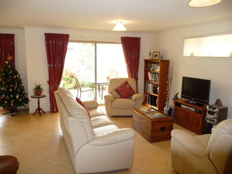 Style, location and superb presentation Picture 3