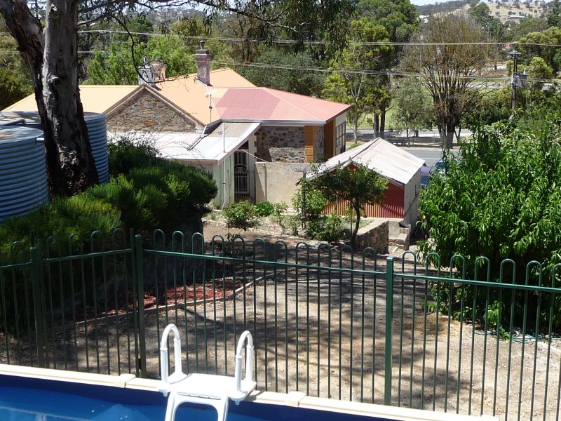 Imposing stone villa with enormous potential Picture 3