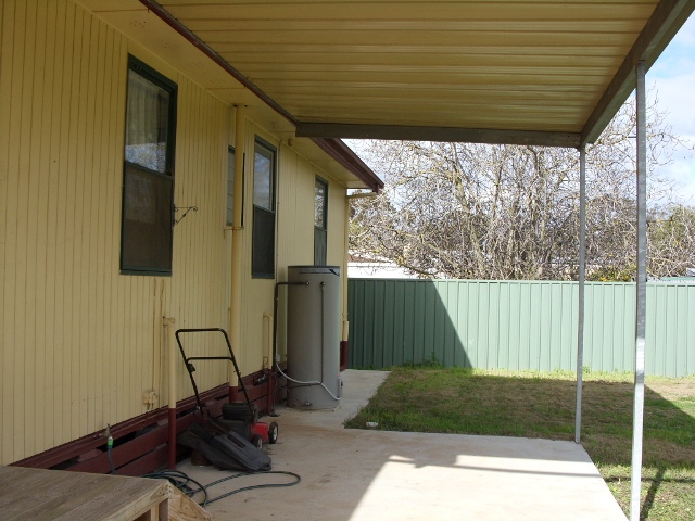 Neat 3 Brm house - Large block Picture 2