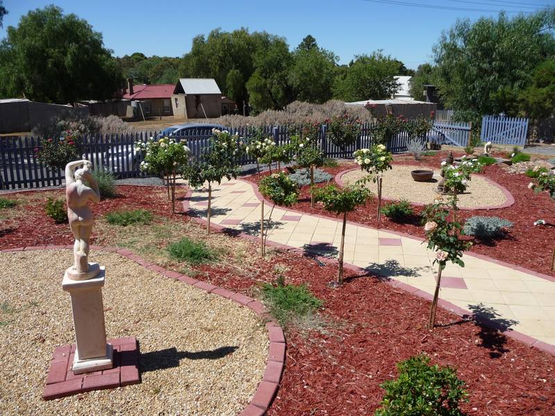 Comfortable home in a lovely location Picture 2