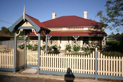 Picture perfect cottage, excellent location Picture