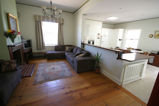 Picture perfect cottage, excellent location Picture 3